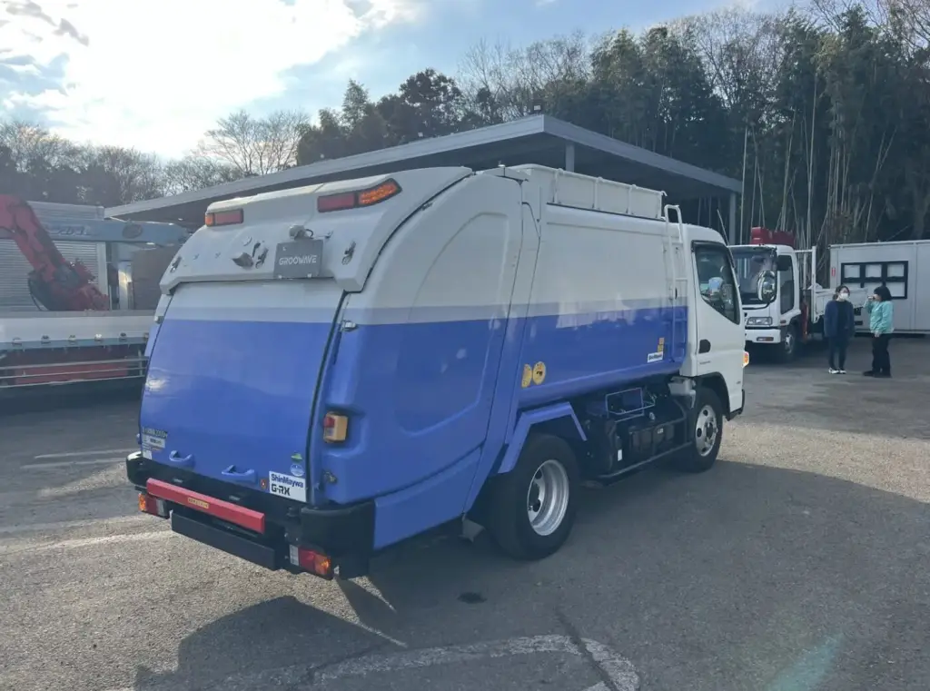 キャンター2トンロングの荷台です 三菱ふそう キャンター 平ボディ ワイド ロング 2t積み 内装と荷台の