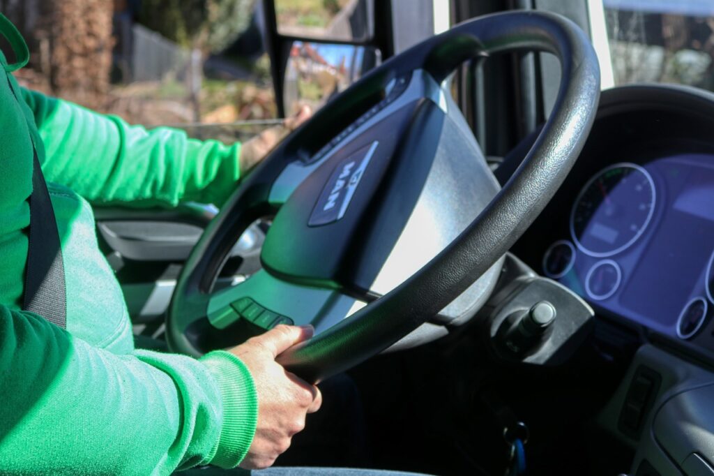 10tトラックを運転する際の注意点